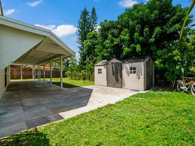 5-bedroom home for sale in Hollywood - 220 N 69th Ter - MondialRealty