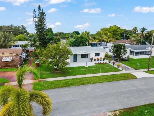 5-bedroom home for sale in Hollywood - 220 N 69th Ter - MondialRealty