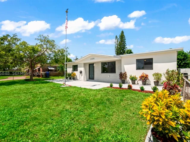 5-bedroom home for sale in Hollywood - 220 N 69th Ter - MondialRealty