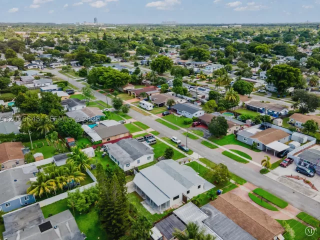5-bedroom home for sale in Hollywood - 220 N 69th Ter - MondialRealty