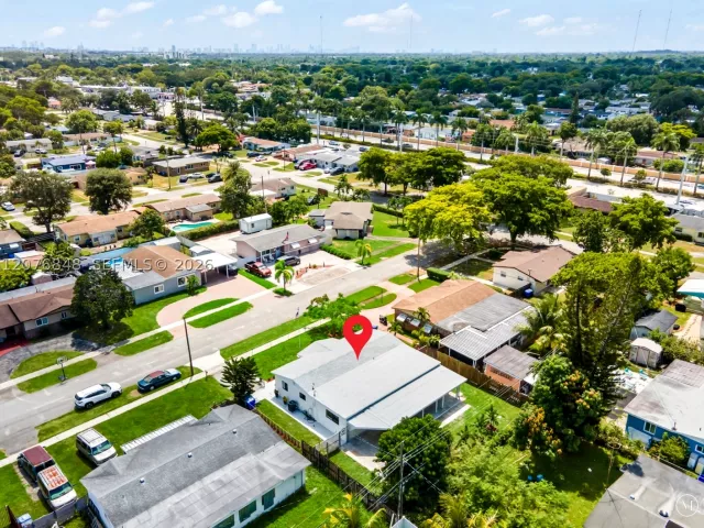 5-bedroom home for sale in Hollywood - 220 N 69th Ter - MondialRealty