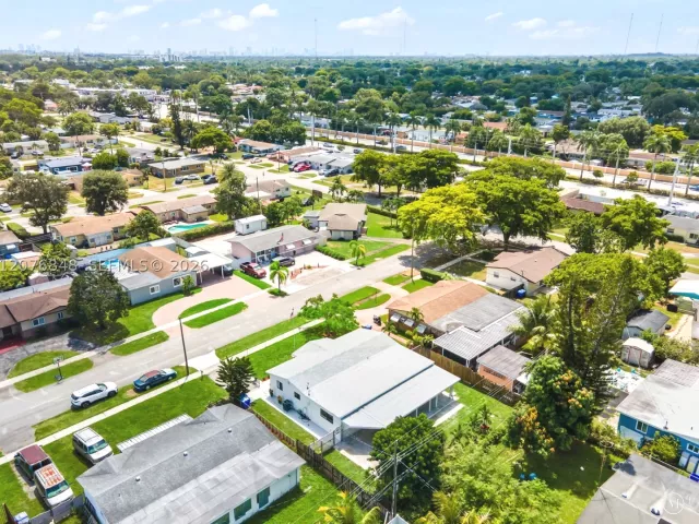 5-bedroom home for sale in Hollywood - 220 N 69th Ter - MondialRealty
