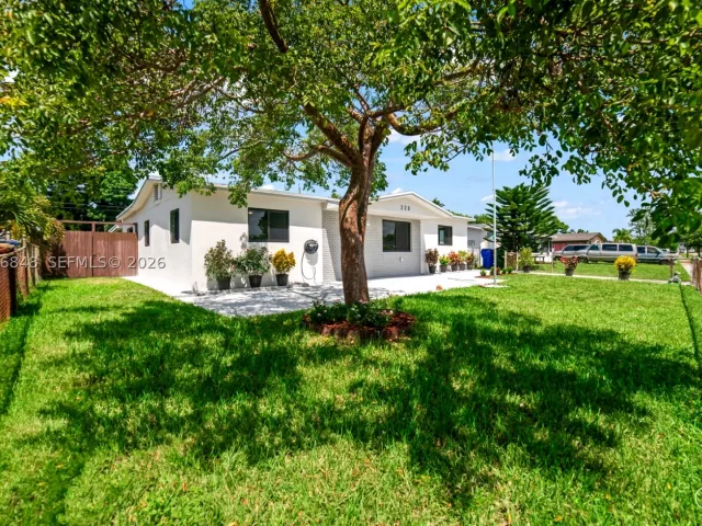 5-bedroom home for sale in Hollywood - 220 N 69th Ter - MondialRealty