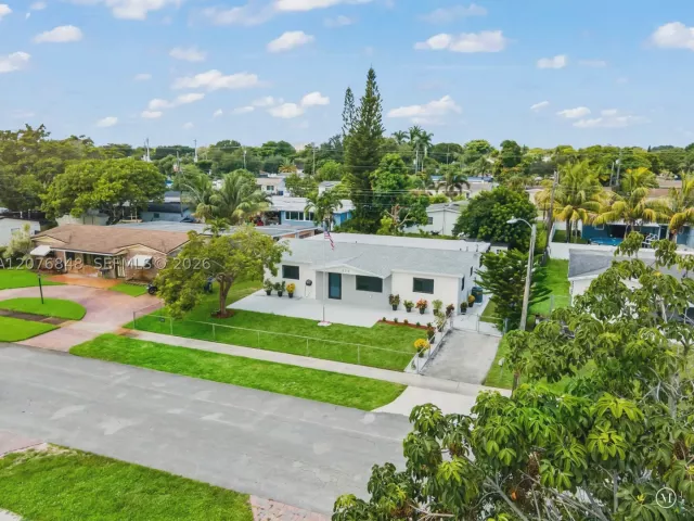 5-bedroom home for sale in Hollywood - 220 N 69th Ter - MondialRealty