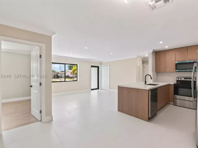 5-bedroom home for sale in Hollywood - 220 N 69th Ter - MondialRealty