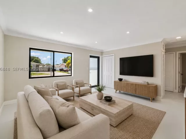 5-bedroom home for sale in Hollywood - 220 N 69th Ter - MondialRealty