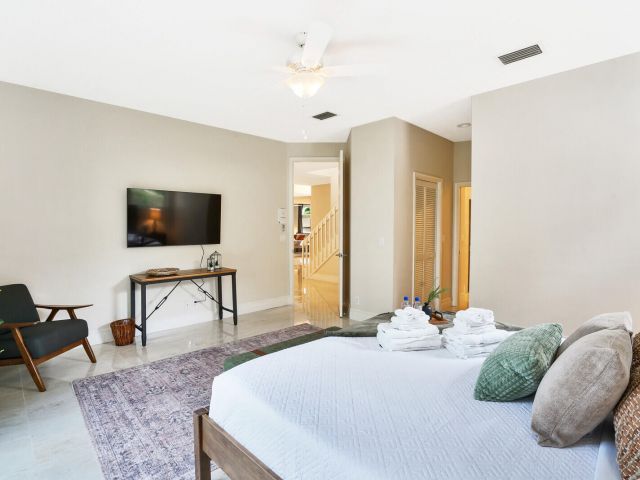 5-bedroom home for rent in Boca Raton - 1311 NW 2ND Circle - MondialRealty