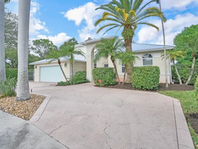 5-bedroom home for rent in Boca Raton - 1311 NW 2ND Circle - MondialRealty