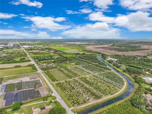 4-bedroom home for sale in Miami - 15290 SW 200th St - MondialRealty