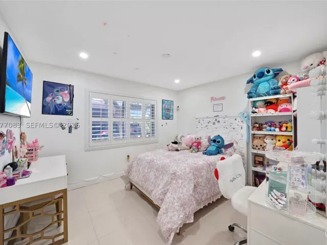 4-bedroom home for sale in Miami - 15290 SW 200th St - MondialRealty