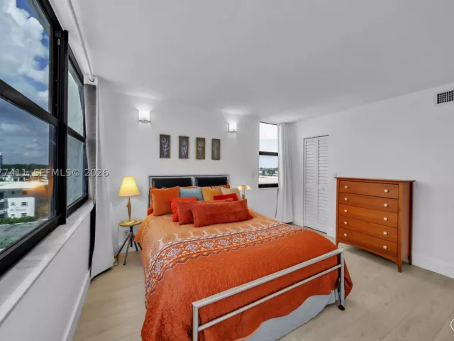 2-bedroom condo for sale in Hollywood - 2401 S Ocean Dr 507 - MondialRealty