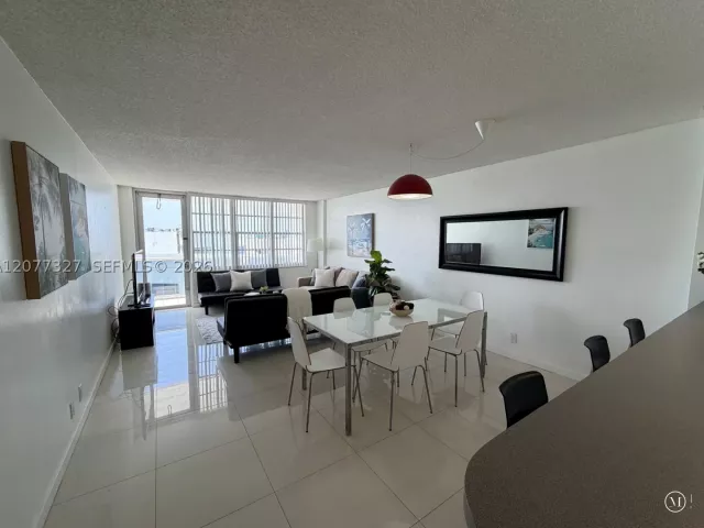 2-bedroom condo for rent in Hollywood - 3725 S Ocean Dr 1517 - MondialRealty