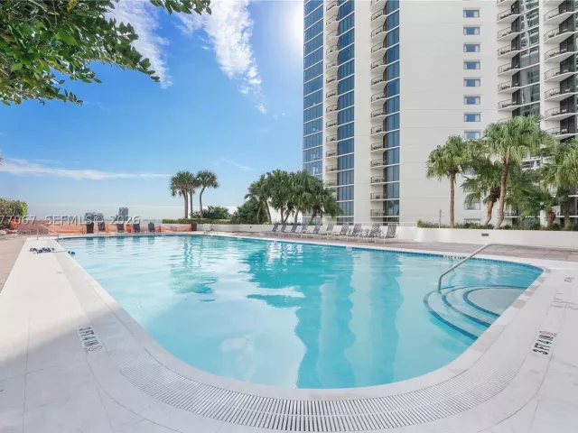 2-bedroom condo for rent in Miami - 1717 N Bayshore Dr A-2434 - MondialRealty