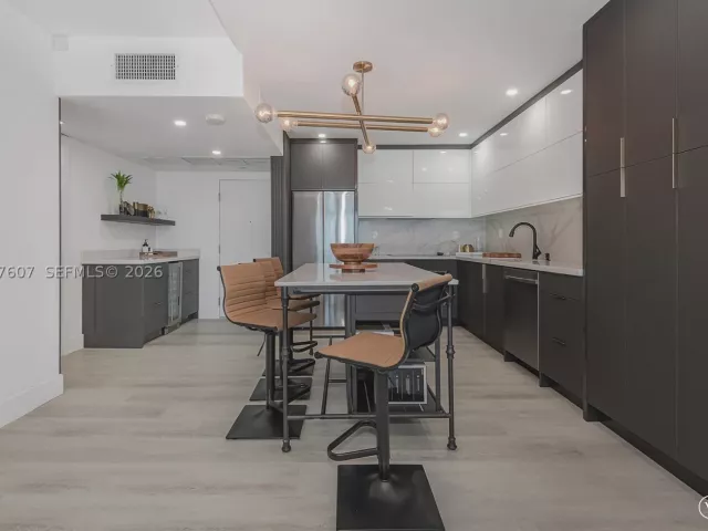 1-bedroom condo for rent in Miami Beach - 2301 Collins Ave 1134 - MondialRealty
