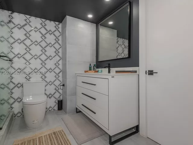 1-bedroom condo for rent in Miami Beach - 2301 Collins Ave 1134 - MondialRealty