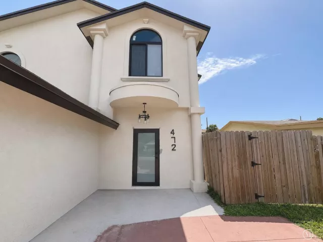 4-bedroom home for rent in Deerfield Beach - 472 NW 2ND Terrace - MondialRealty