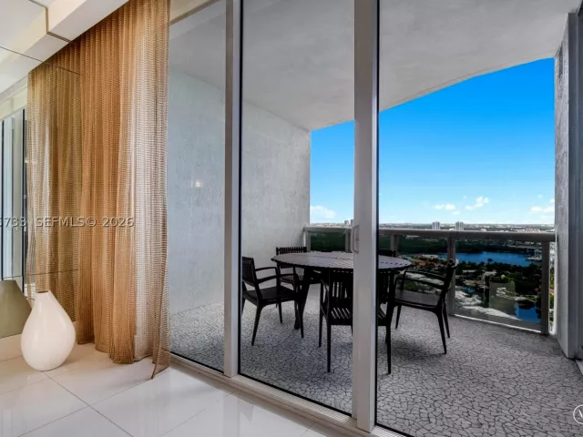 3-bedroom condo for rent in Sunny Isles Beach - 16001 SW Collins Ave 2406 - MondialRealty