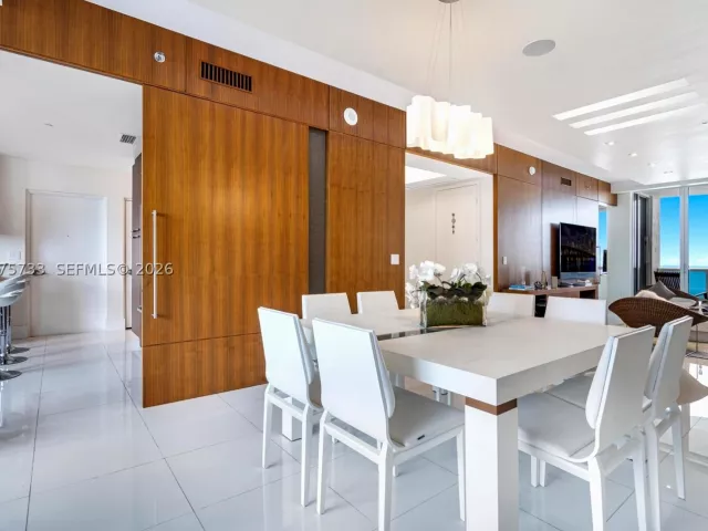 3-bedroom condo for rent in Sunny Isles Beach - 16001 SW Collins Ave 2406 - MondialRealty