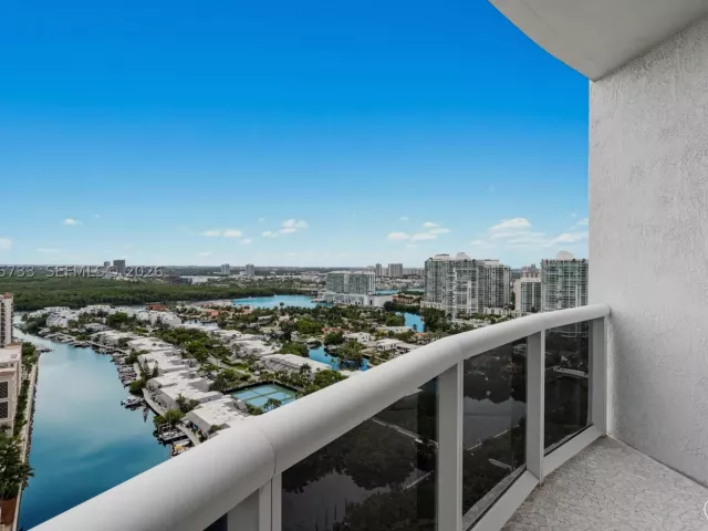 3-bedroom condo for rent in Sunny Isles Beach - 16001 SW Collins Ave 2406 - MondialRealty