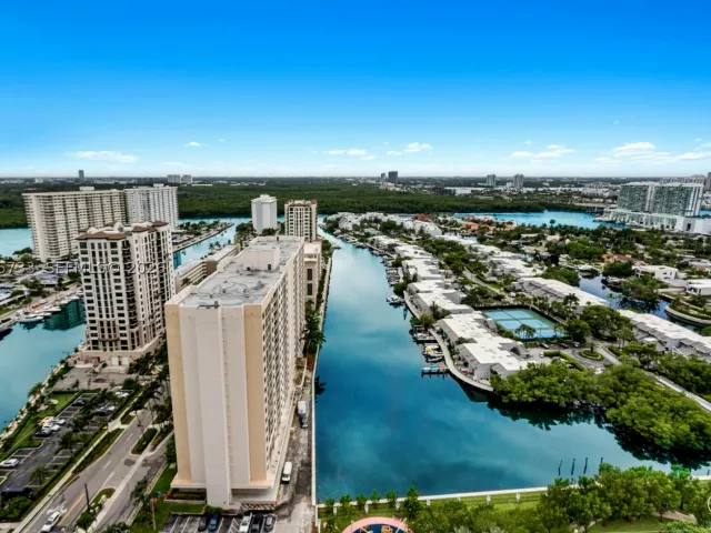 3-bedroom condo for rent in Sunny Isles Beach - 16001 SW Collins Ave 2406 - MondialRealty