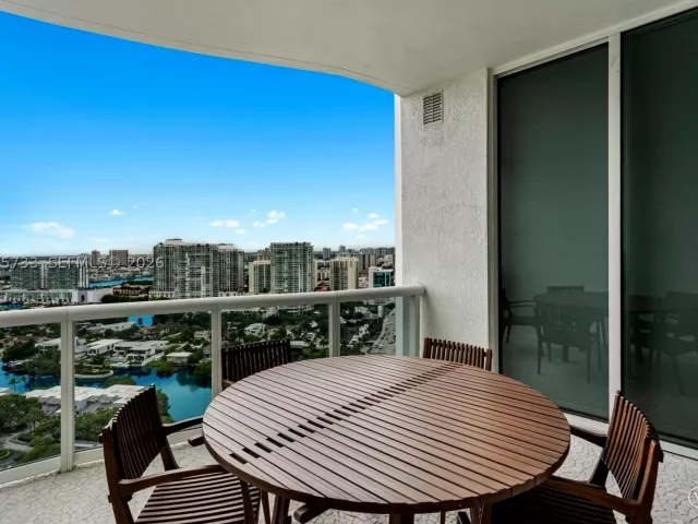 3-bedroom condo for rent in Sunny Isles Beach - 16001 SW Collins Ave 2406 - MondialRealty