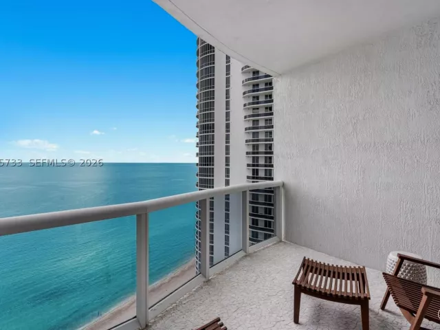 3-bedroom condo for rent in Sunny Isles Beach - 16001 SW Collins Ave 2406 - MondialRealty