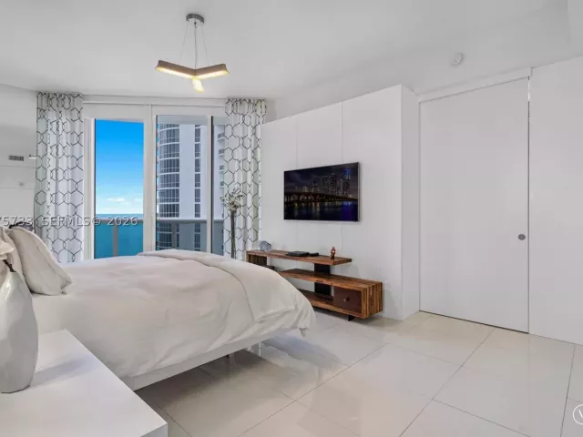 3-bedroom condo for rent in Sunny Isles Beach - 16001 SW Collins Ave 2406 - MondialRealty