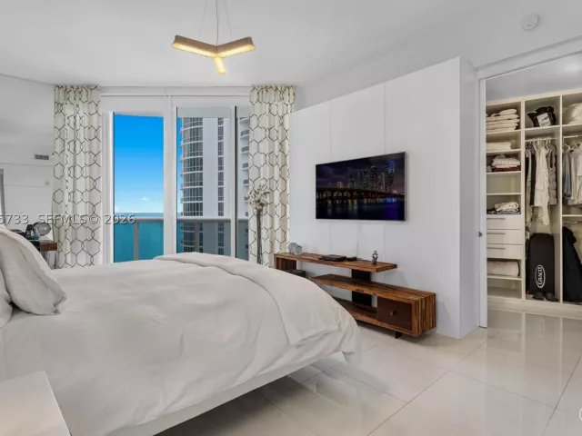3-bedroom condo for rent in Sunny Isles Beach - 16001 SW Collins Ave 2406 - MondialRealty