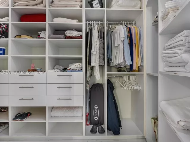 3-bedroom condo for rent in Sunny Isles Beach - 16001 SW Collins Ave 2406 - MondialRealty