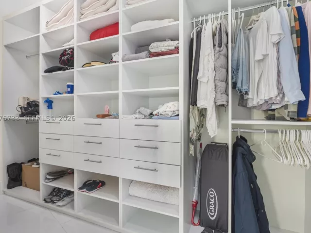 3-bedroom condo for rent in Sunny Isles Beach - 16001 SW Collins Ave 2406 - MondialRealty