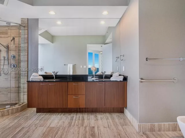 3-bedroom condo for rent in Sunny Isles Beach - 16001 SW Collins Ave 2406 - MondialRealty