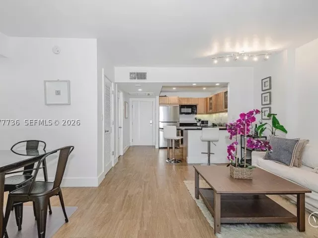 1-bedroom condo for rent in Miami Beach - 2301 Collins Ave 1242 - MondialRealty