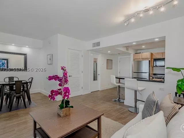 1-bedroom condo for rent in Miami Beach - 2301 Collins Ave 1242 - MondialRealty