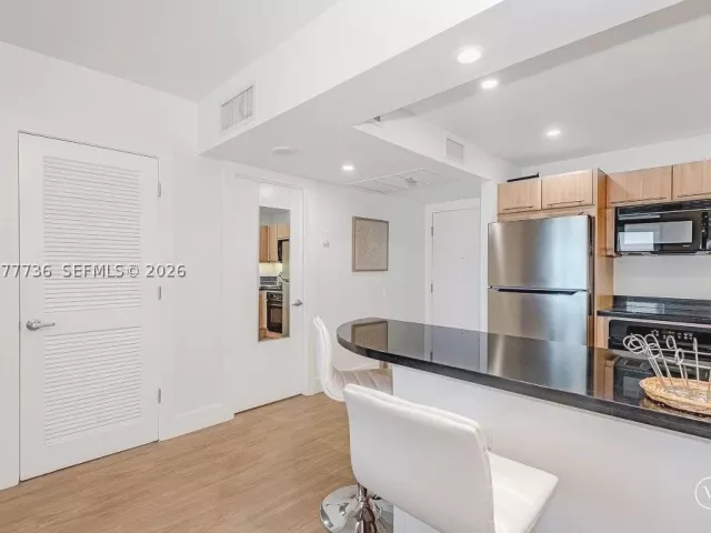 1-bedroom condo for rent in Miami Beach - 2301 Collins Ave 1242 - MondialRealty