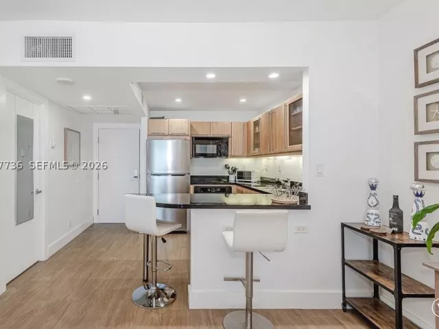 1-bedroom condo for rent in Miami Beach - 2301 Collins Ave 1242 - MondialRealty