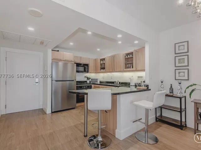 1-bedroom condo for rent in Miami Beach - 2301 Collins Ave 1242 - MondialRealty