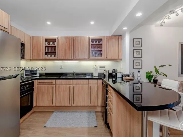 1-bedroom condo for rent in Miami Beach - 2301 Collins Ave 1242 - MondialRealty