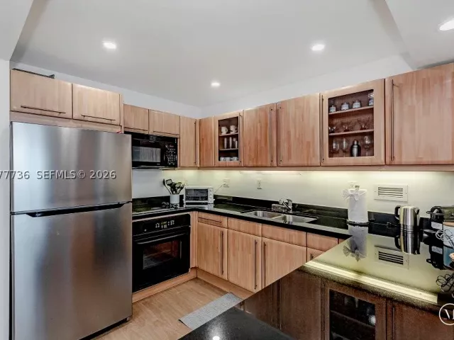 1-bedroom condo for rent in Miami Beach - 2301 Collins Ave 1242 - MondialRealty