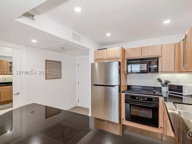 1-bedroom condo for rent in Miami Beach - 2301 Collins Ave 1242 - MondialRealty