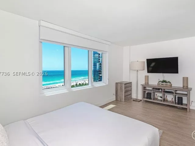 1-bedroom condo for rent in Miami Beach - 2301 Collins Ave 1242 - MondialRealty