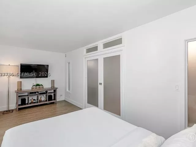 1-bedroom condo for rent in Miami Beach - 2301 Collins Ave 1242 - MondialRealty