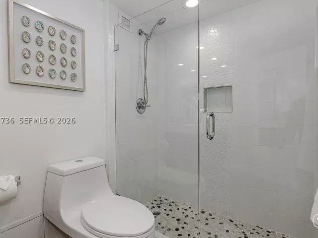 1-bedroom condo for rent in Miami Beach - 2301 Collins Ave 1242 - MondialRealty