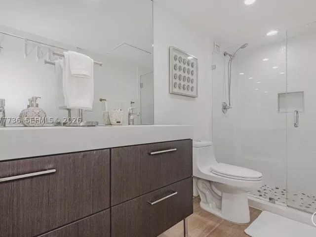 1-bedroom condo for rent in Miami Beach - 2301 Collins Ave 1242 - MondialRealty