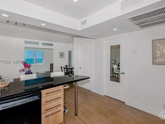 1-bedroom condo for rent in Miami Beach - 2301 Collins Ave 1242 - MondialRealty