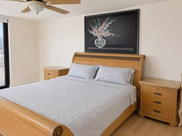 2-bedroom condo for sale in Sunny Isles Beach - 210 174TH Street 1901 - MondialRealty