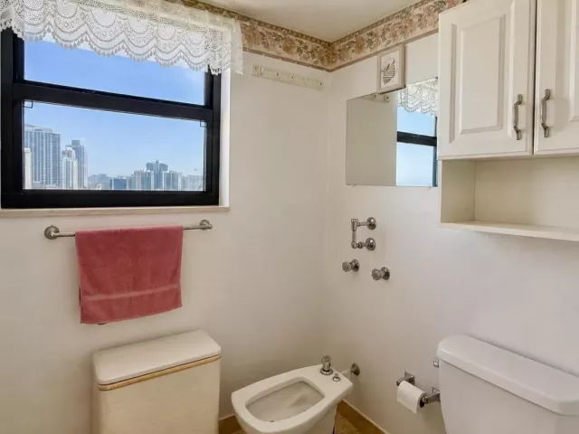 2-bedroom condo for sale in Sunny Isles Beach - 210 174TH Street 1901 - MondialRealty