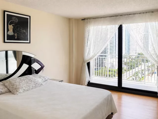 2-bedroom condo for sale in Sunny Isles Beach - 210 174TH Street 1901 - MondialRealty