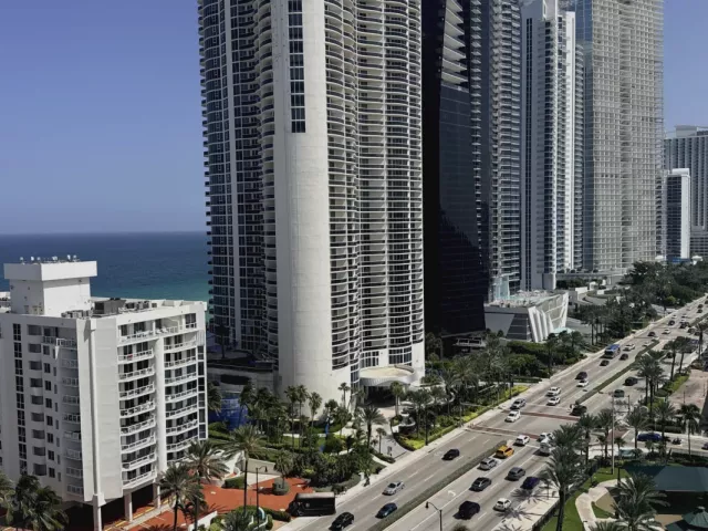 2-bedroom condo for sale in Sunny Isles Beach - 210 174TH Street 1901 - MondialRealty