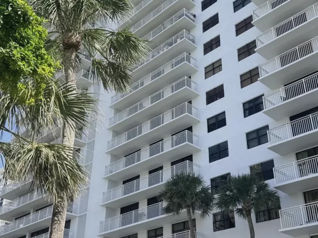 2-bedroom condo for sale in Sunny Isles Beach - 210 174TH Street 1901 - MondialRealty