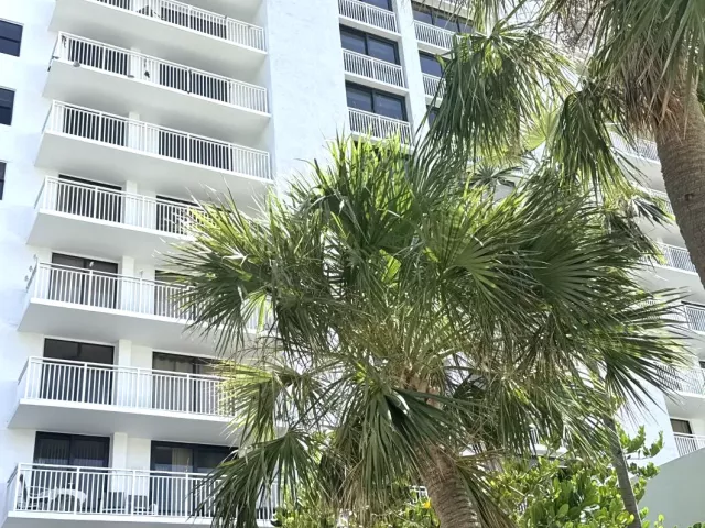 2-bedroom condo for sale in Sunny Isles Beach - 210 174TH Street 1901 - MondialRealty